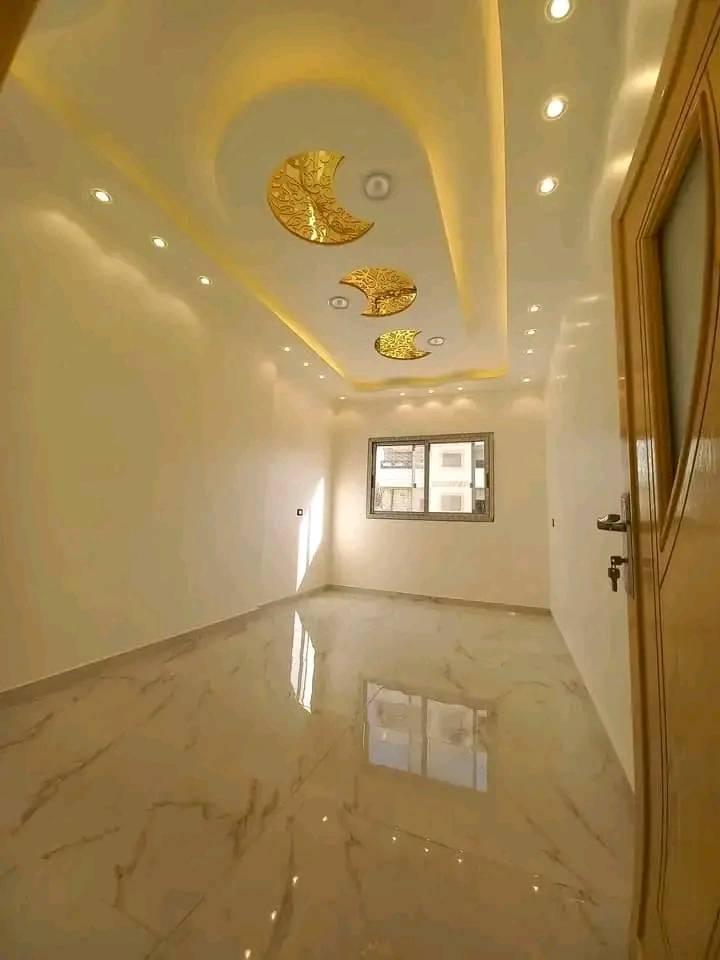 للبيع شقه سيدي مقداد عشارع العام مباشرة زاويه اطلاله مفتوحه