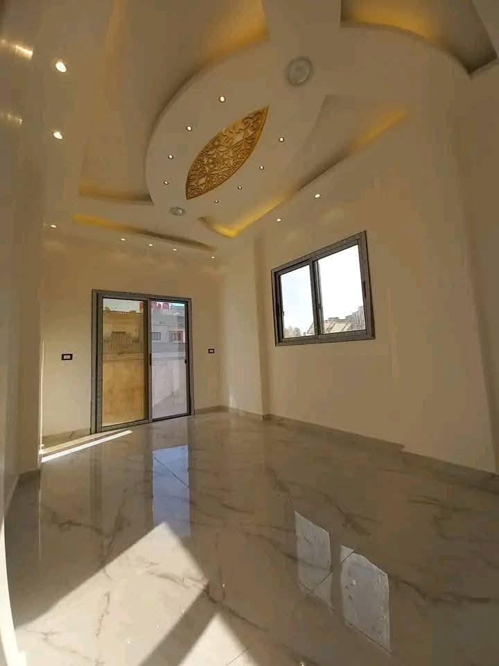 للبيع شقه بمنطقة سيدي مقداد عالشارع العام مباشرة