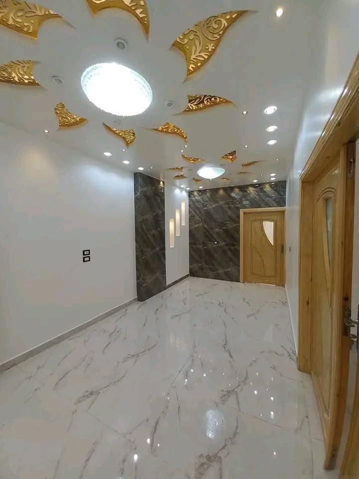 للبيع شقه بمنطقة سيدي مقداد عالشارع العام مباشرة