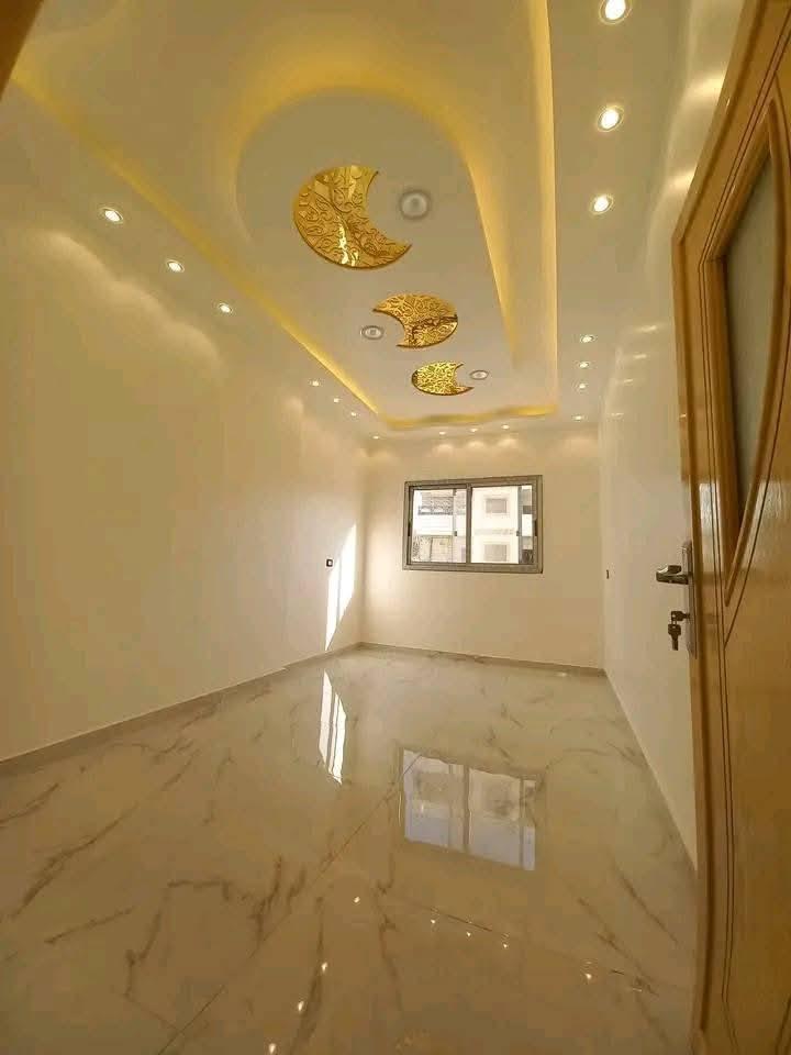 للبيع شقه بمنطقة سيدي مقداد عالشارع العام مباشرة