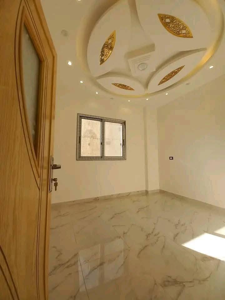 للبيع شقه بمنطقة سيدي مقداد عالشارع العام مباشرة