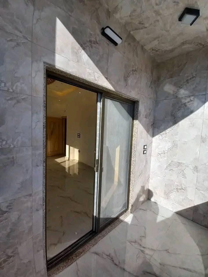 للبيع شقه بمنطقة سيدي مقداد عالشارع العام مباشرة