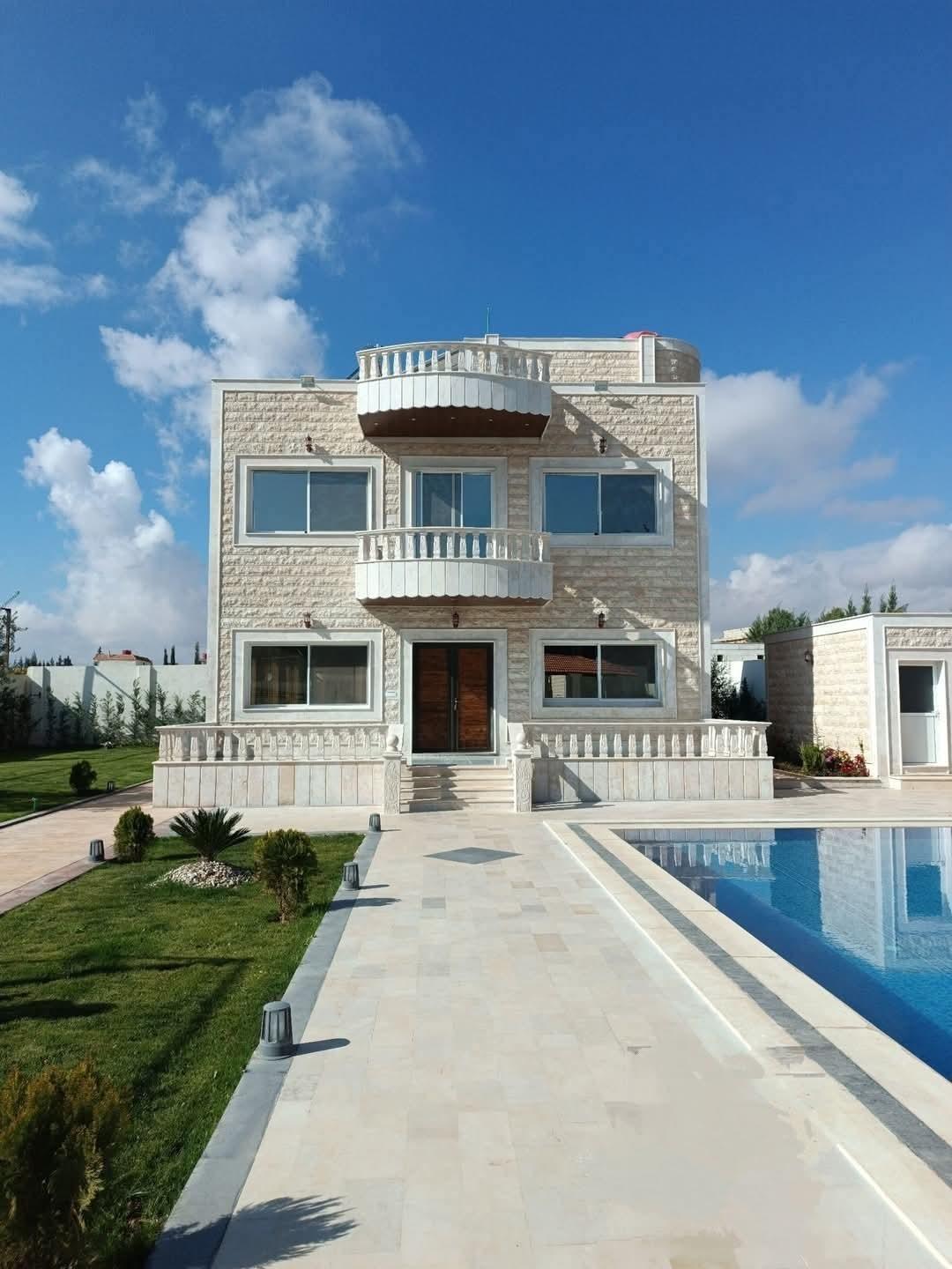 فيلا للبيع في دروشا جانب جامع الرحمن ضمن تجمع فلل راقي