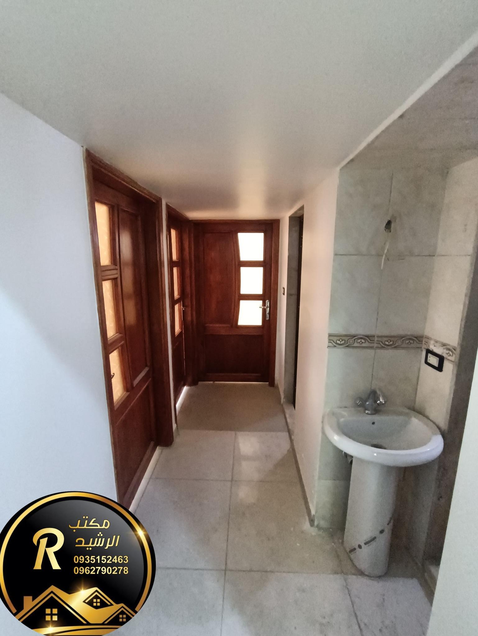 للبيع شقة في مدينة حرستا اربع غرف وصالون