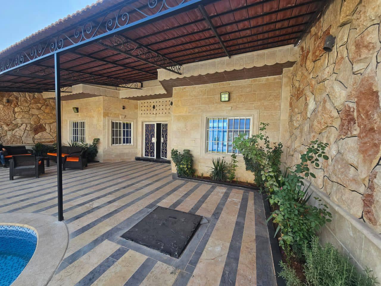 معروض للبيع مزرعه على طريق كفربو الجديد 500متر بناء