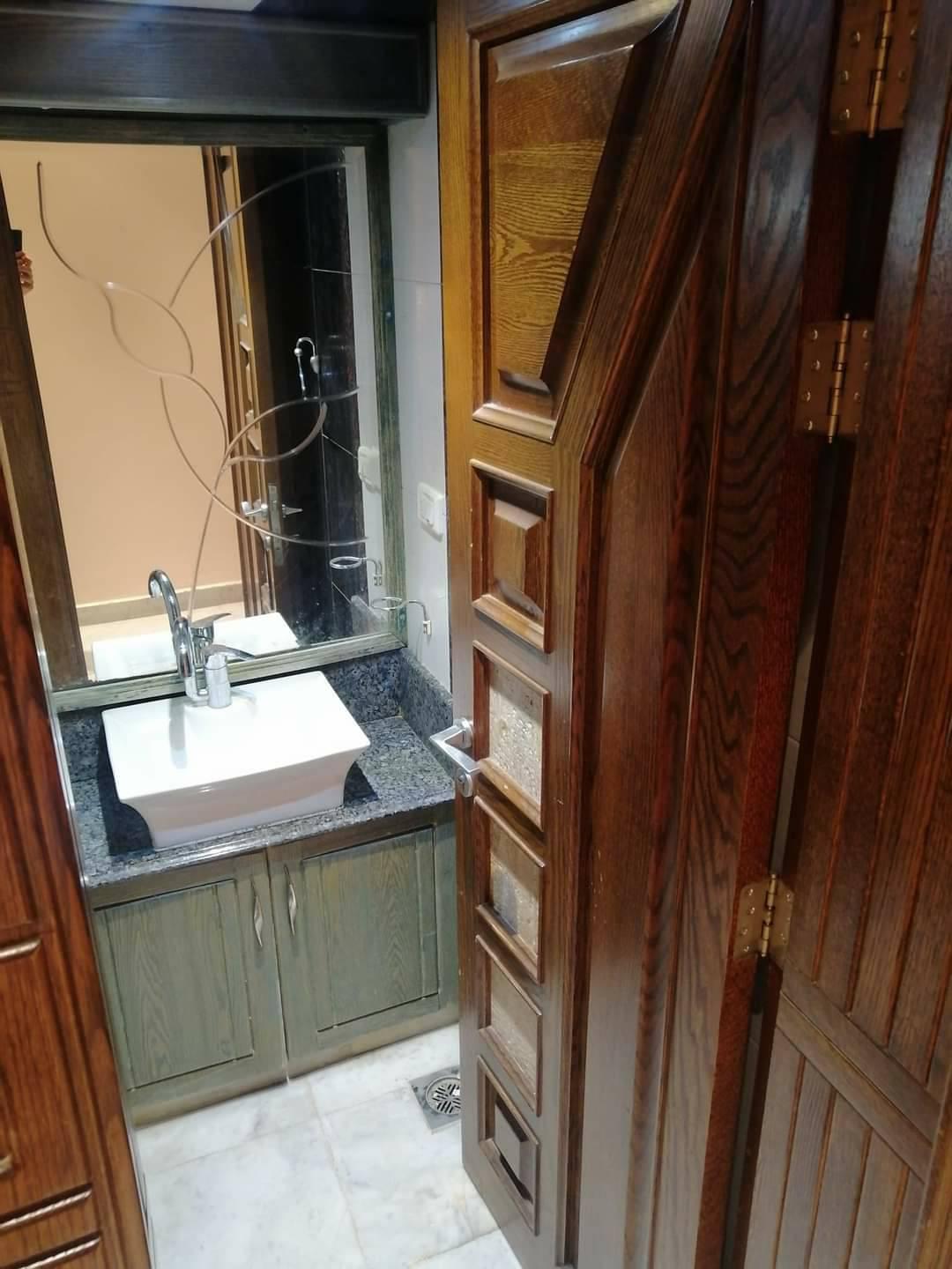 للبيع بيت بجمعية الزهراء عند جامع كعب بن مالك