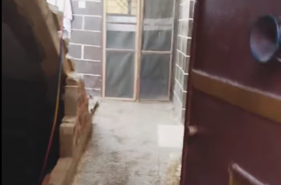 للبيع بيت عربي في السويداء  في المحوري شرق جسر المشاه مع محل تجاري