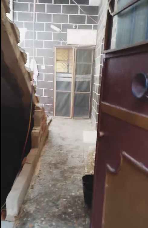 للبيع بيت عربي في السويداء  في المحوري شرق جسر المشاه مع محل تجاري