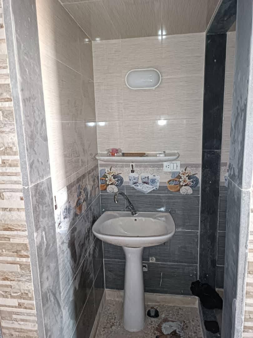 للبيع شقه في حماة مدخل حي الضاهرية على الشارع الرئيسي