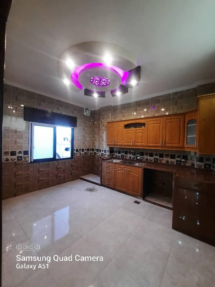 للبيع بالمعضمية شقة ط2 قريبة من الشارع العام وجنب جامع أبوبكر