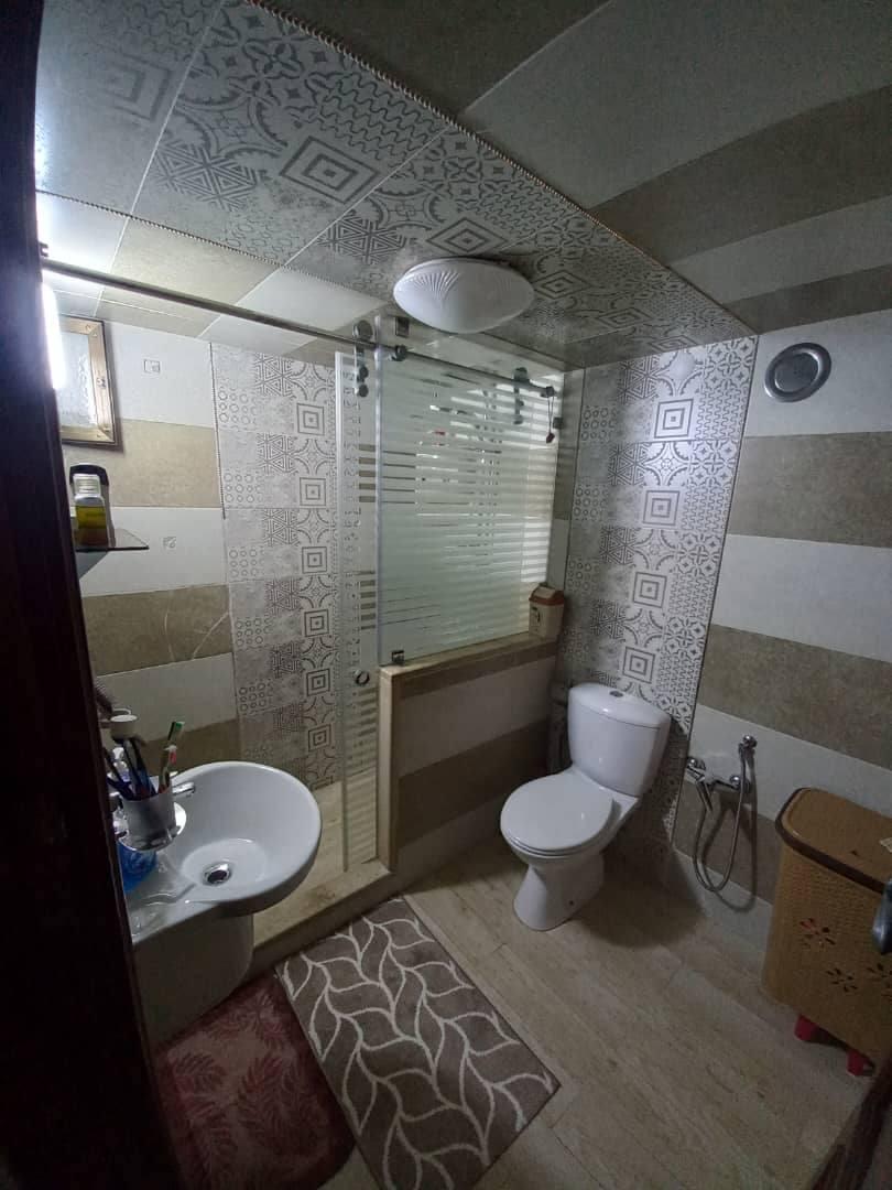 للبيع شقة سكنية مع العفش في حي حلب الجديدة جنوبي