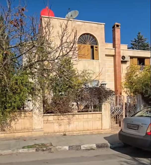 للبيع فيلا بالصبورة تبعد عن دمشق ١٧كم مساحة كبيرة مع قبو و ارض